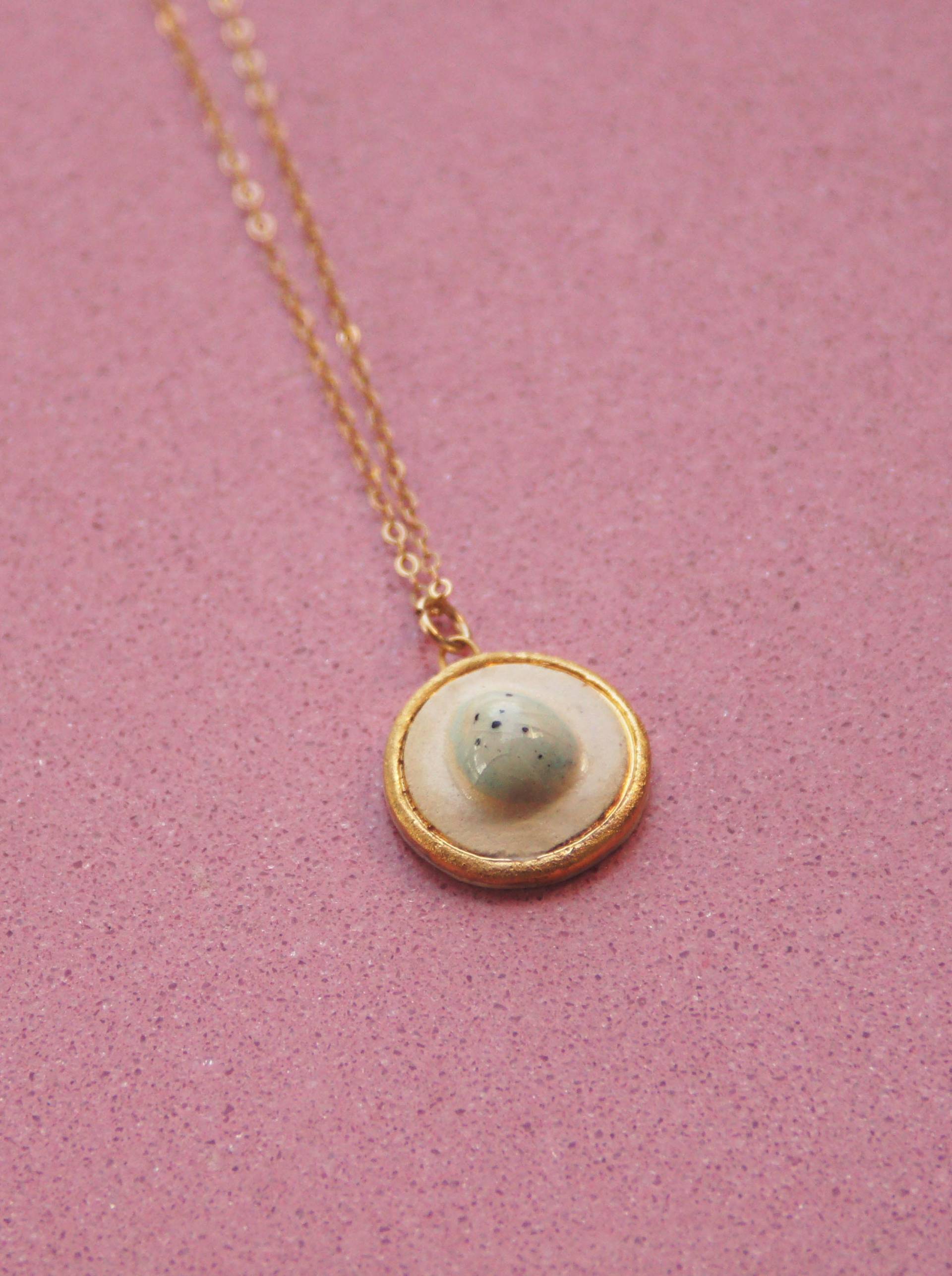 Rotkehlchen Ei Kette I Naturschmuck Geschenk Für Naturliebhaber Keramik Vogel von TheClayMothShop