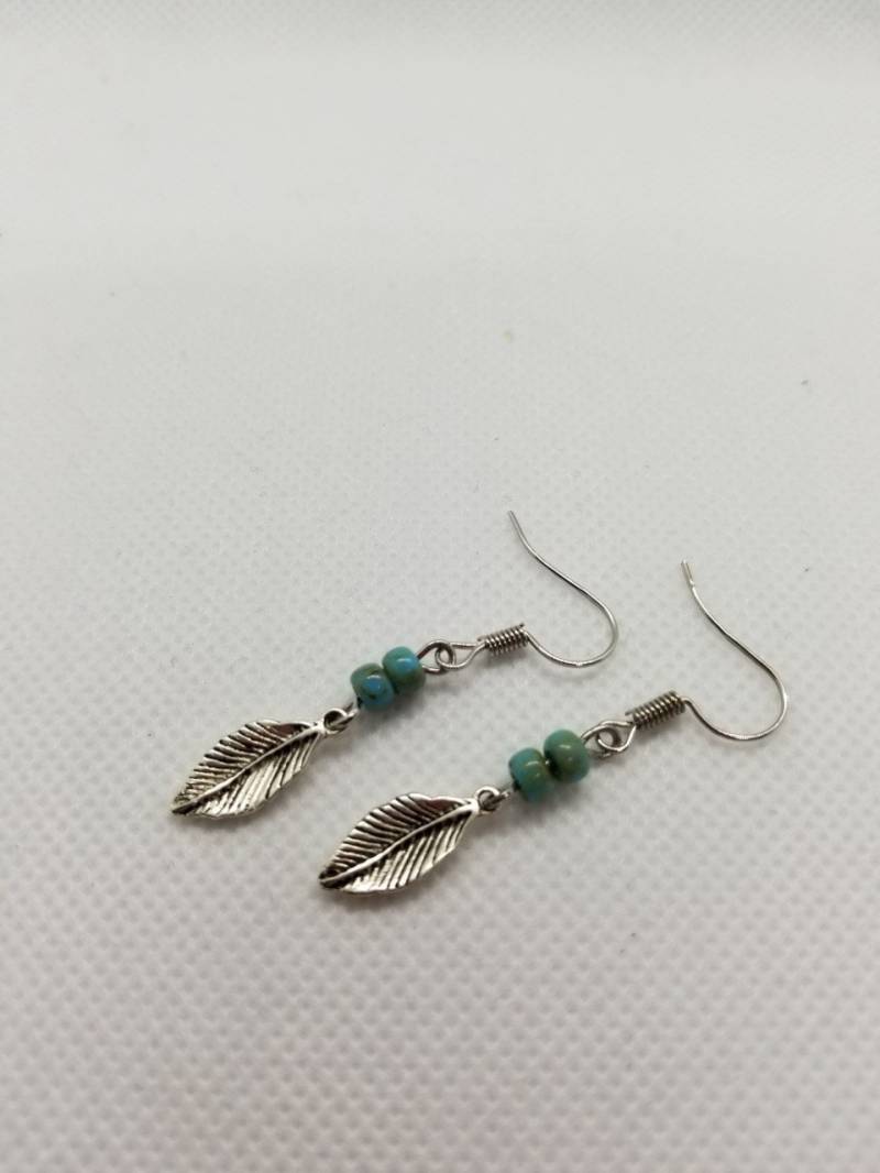 Feder Ohrringe Versilbert, Grüne Glasperlen, Boho Stil von TheClutzyGiraffe