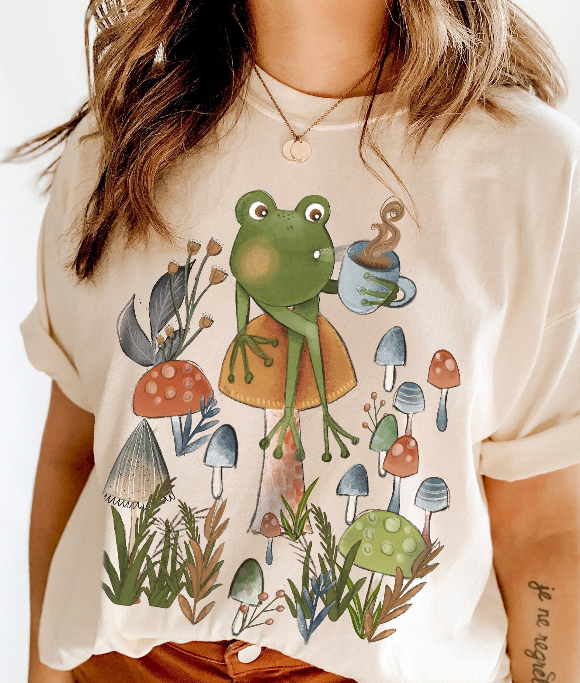 Froggy Pilz Kaffee Shirt, Cottagecore Kleidung, Cottage Core Frosch T Goblincore Pilze Shirt Froggy Pilz Kaffee Shirt, Cottagecore Kleidung, Cottage Core Frosch T Goblincore Pilze Shirt von TheCocoBear