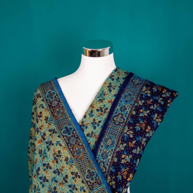 Tibet Schal Aus Yakwollemix in Feinem Floralen Muster, Blau, Nr. 65 von TheCocoonBoutique