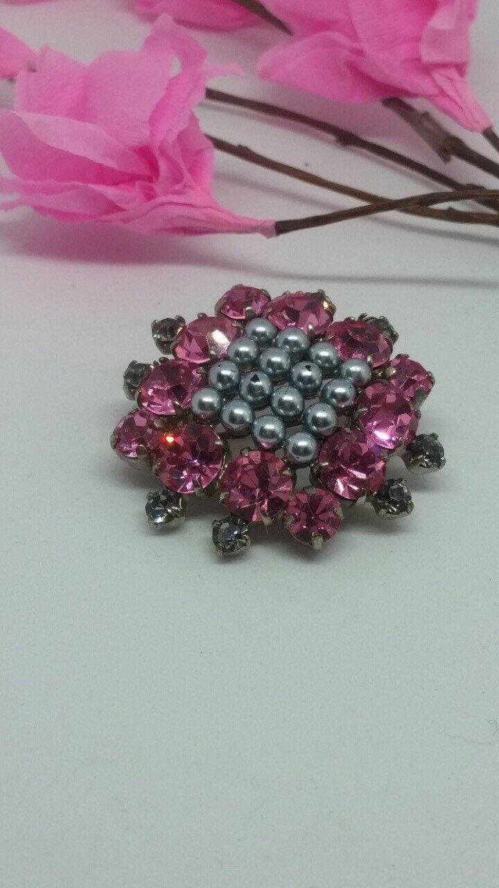 Vintage Pink Und Grau Strass Brosche Mit Silber Perlen Vintage Pink Und Grau Strass Brosche Mit Silber Perlen von TheCollectologists