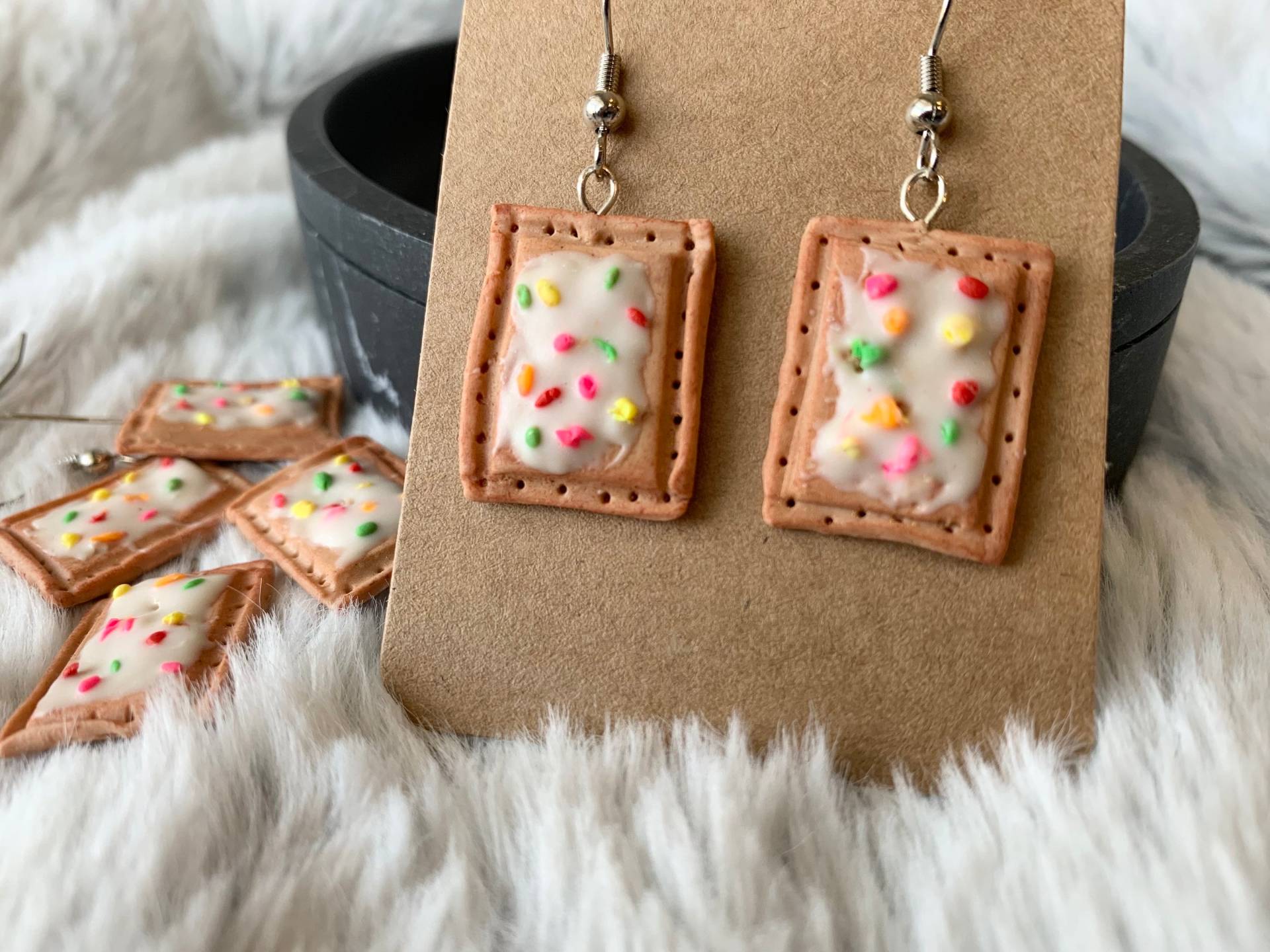 Besprenkelte Weiße Gefrostete Pop-Tart-Ohrringe Aus Polymer-Ton von TheColorTheory