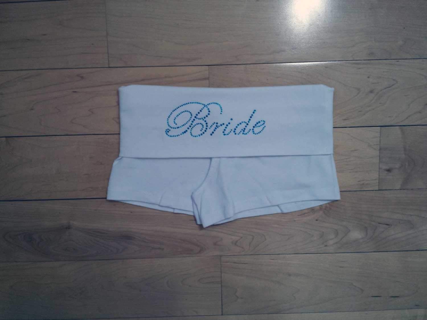 Braut-Shorts. Braut-Falte Über Shorts. Individuelle Hochzeits-Shorts. Benutzerdefinierte Braut Braut, Die Weißen Shorts. Shorts Für Ausgestattet von TheComfortBride