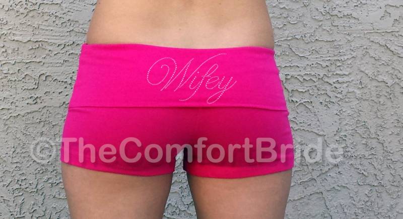 Frauen Shorts. Braut Custom Wifey Black Fold Over Strass Braut Shorts Weiß von TheComfortBride