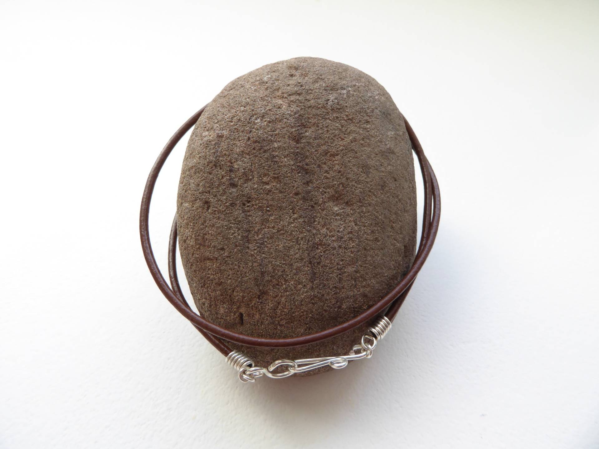 Braune Lederbandkette Mit Handgefertigtem Haken - Und Ösenverschluss von TheConkerTree