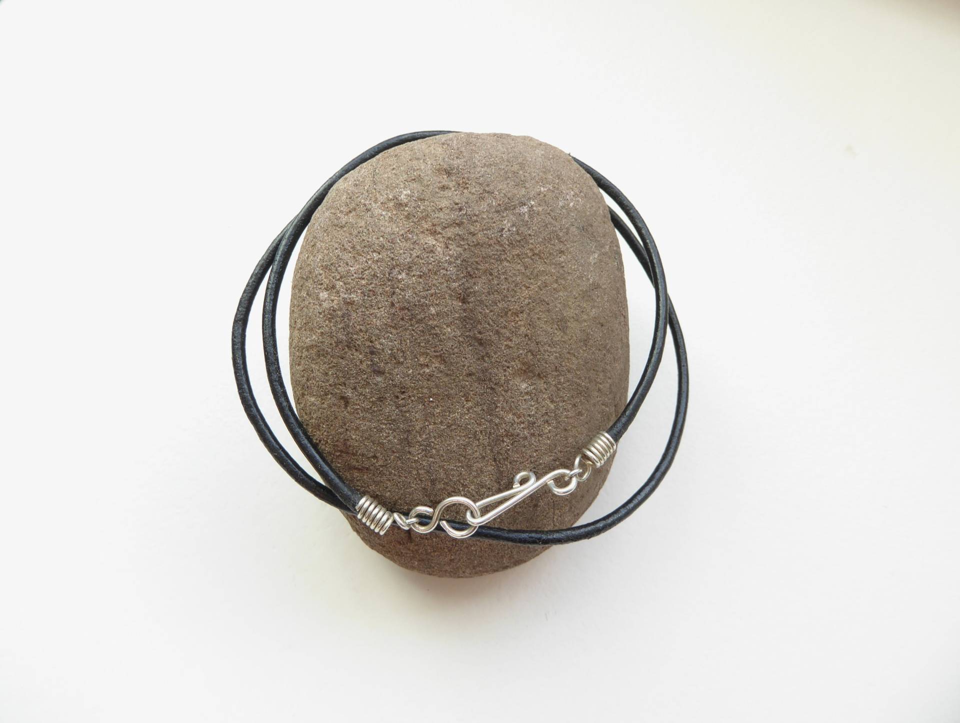 Schwarze Lederbandkette Mit Handgefertigtem Hakenverschluss von TheConkerTree