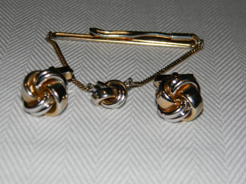 Jahrgang Swank Gold Silber Ton Liebe Knoten Manschettenknöpfe Krawatte Bar Set - Ca. 1950 von TheConsummateImage