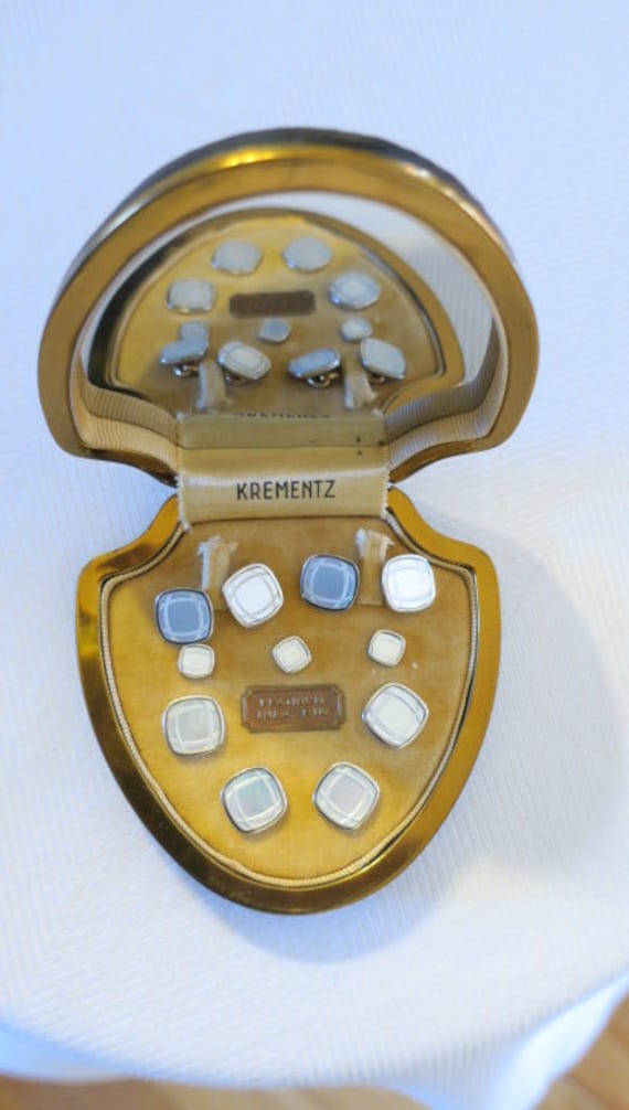 Krementz Art Deco Platin Inlay Ränder Um Geätztes Perlmutt Auf 14K Gold Gefüllte Manschettenknöpfe Ohrstecker Set Krementz Art Deco Platin Inlay Ränder Um Geätztes Perlmutt Auf 14K Gold Gefüllte Manschettenknöpfe Ohrstecker Set von TheConsummateImage