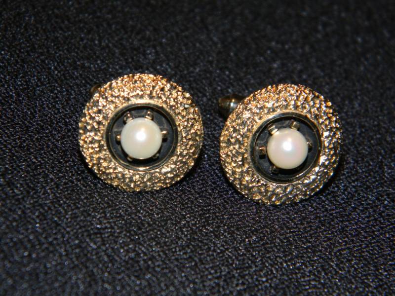 Vintage Anson Faux Perle Auf Niello Strukturierten Gold Ton von TheConsummateImage