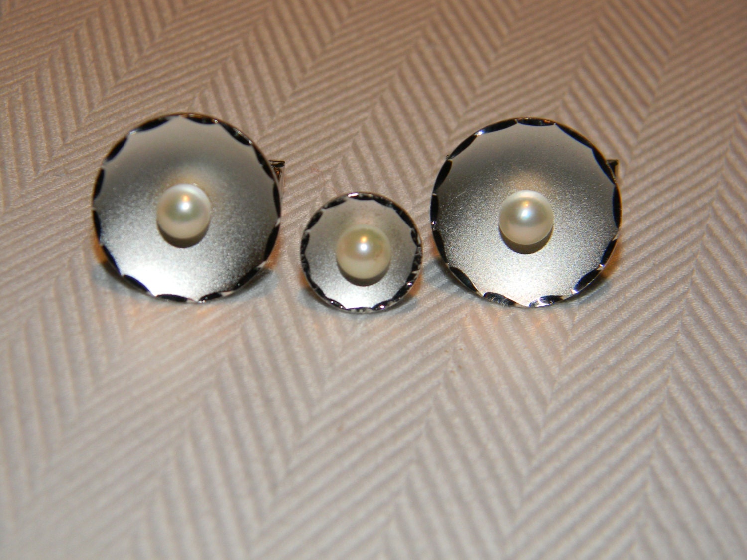 Vintage Modernist Sterling Silber Manschettenknöpfe & Krawatten Tack Set Vintage Modernist Sterling Silber Manschettenknöpfe & Krawatten Tack Set von TheConsummateImage