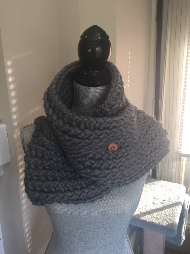 Cabrio Knopfschal Cabrio Knopfschal von TheCorgiFishScarfCo