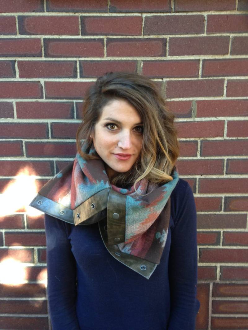 Dicker Blauer, Grauer Und Rosa Azteken-Print Mit Rundhalsausschnitt von TheCorkandStitch