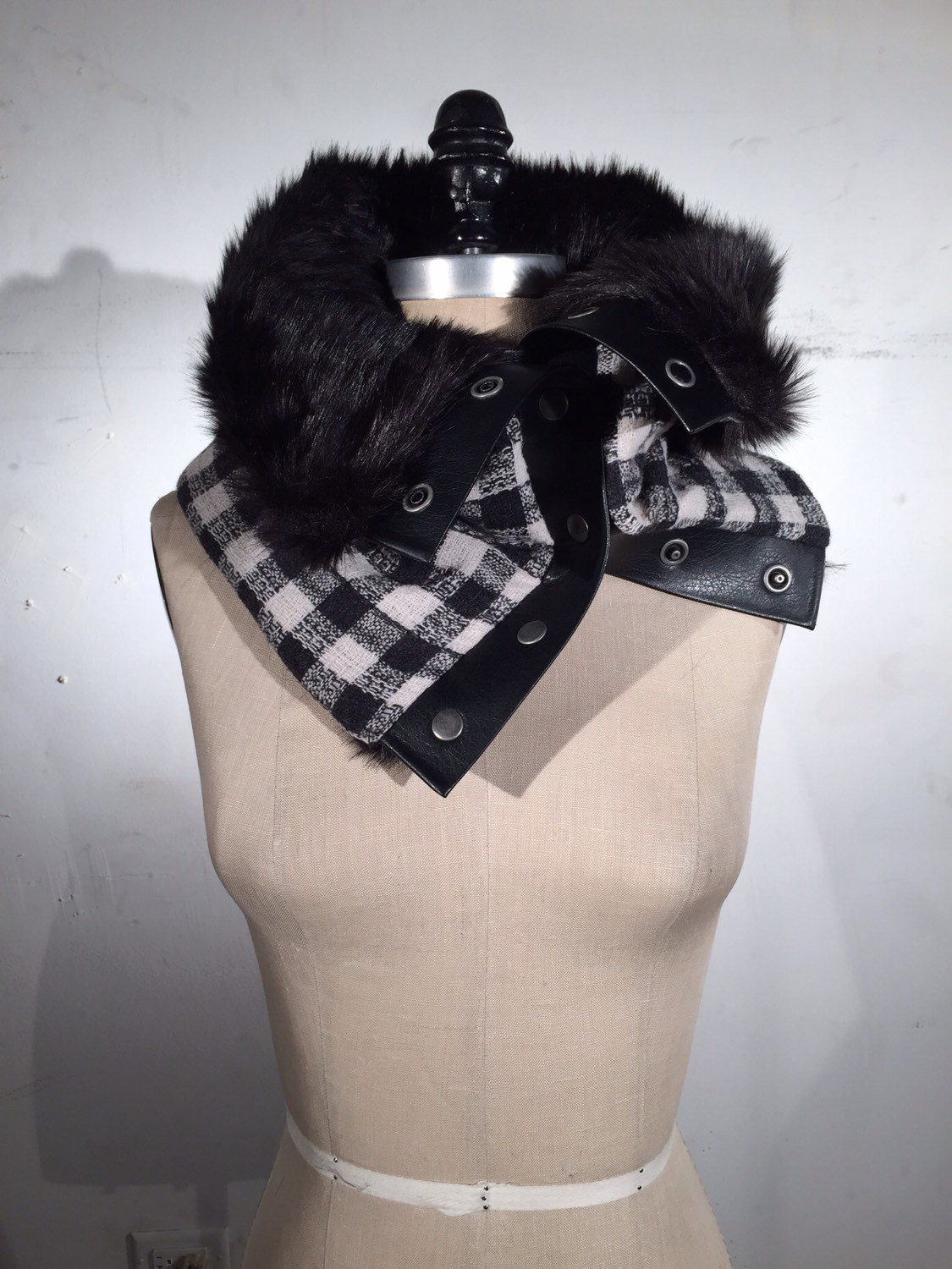 Dicker Schwarzer Kunstpelz Mit Schwarz-Weißem Gingham Wolle-Schnappkragen von TheCorkandStitch