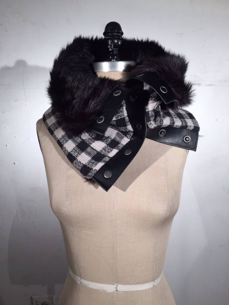 Dicker Schwarzer Kunstpelz Mit Schwarz-Weißem Gingham Wolle-Schnappkragen von TheCorkandStitch