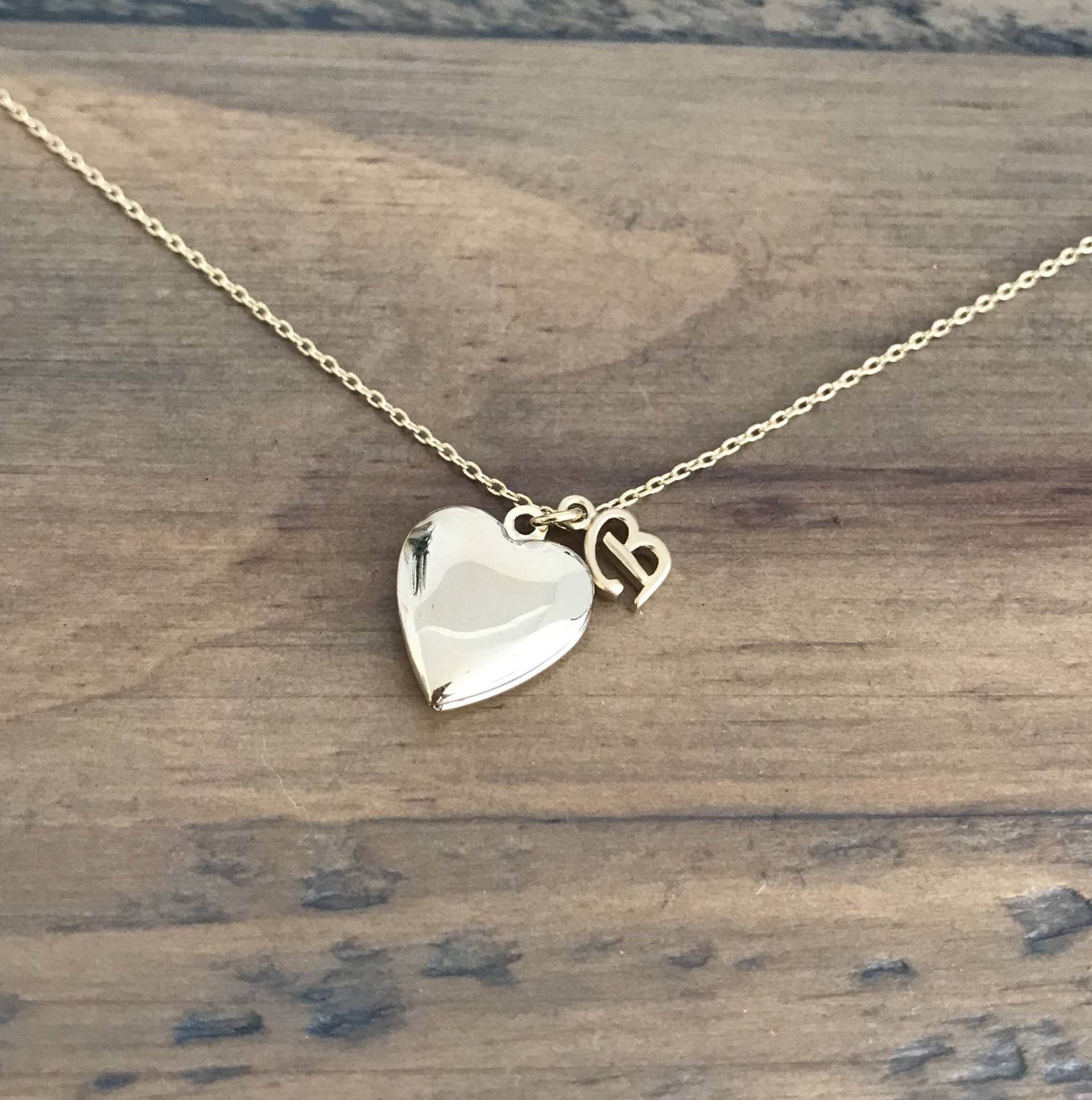 Gold Medaillon Halskette Mit Initial Personalisierter Herz Anhänger Gold Medaillon Halskette Mit Initial Personalisierter Herz Anhänger von TheCosmicChic