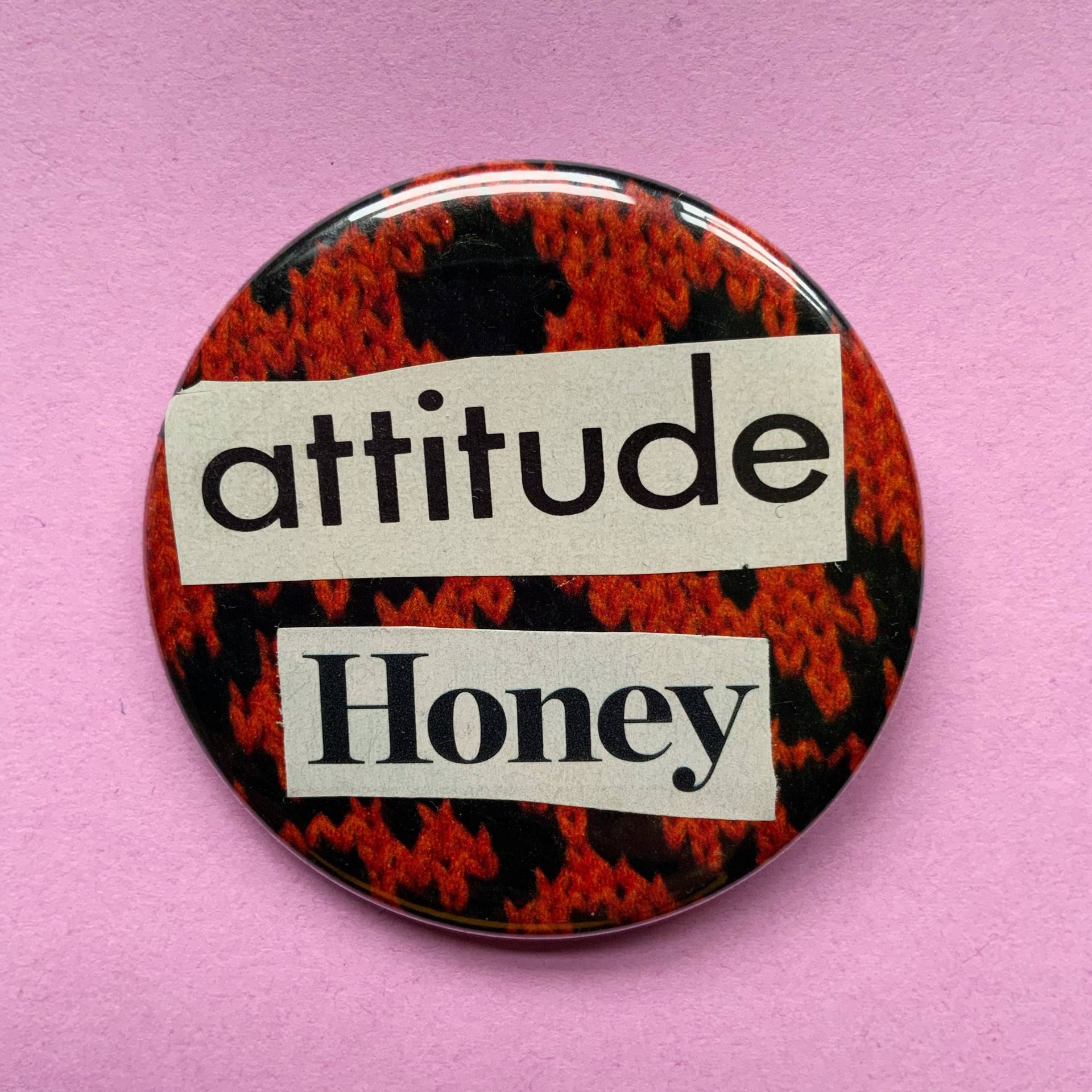 2.25" Handmade Collaged Pinback Button - Big Upcycled "Attitude Honey" Typography Art Pin Unikat Sassy Zitat Tragbare Kunst 2.25" Handmade Collaged Pinback Button - Big Upcycled "Attitude Honey" Typography Art Pin Unikat Sassy Zitat Tragbare Kunst von TheCosmicCircle
