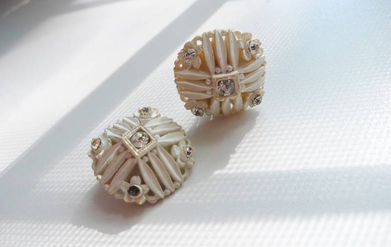 Vintage Geschnitzt Weiß Und Klar Strass Clip Auf Ohrringe von TheCostumedCloset