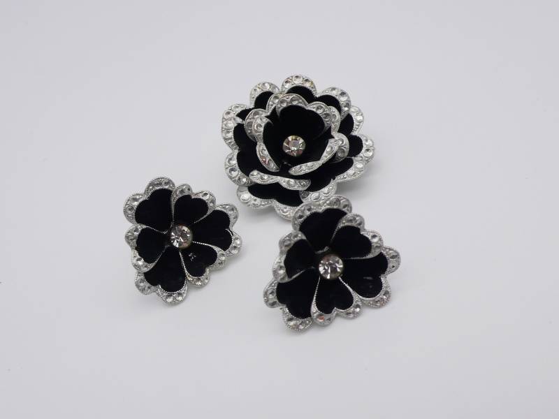 Vintage Schwarz Und Silber Ton Blume Demi Parure | Ohrringe Brosche von TheCostumedCloset