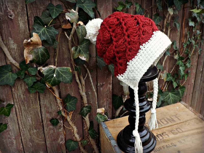 Crimson Crocheted Slouch Beanie Mit Geflochtenen Krawatten von TheCottonRoad