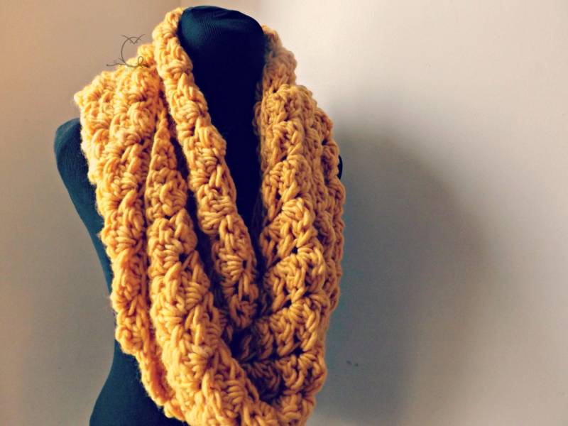 Geraldine Crocheted Cowl Unförmiger Schal von TheCottonRoad