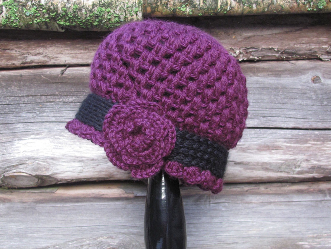 Häkelmütze, Lila Häkelmütze Mit Blume, Vintage Style Hut, 1920Er Jahre Cloche Hut von TheCountessBoutique
