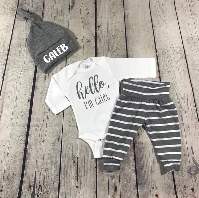 Hallo, Ich Bin Neu Hier Baby Boy Outfit/Baby Kommen Nach Hause Outfit von TheCoziKinCo