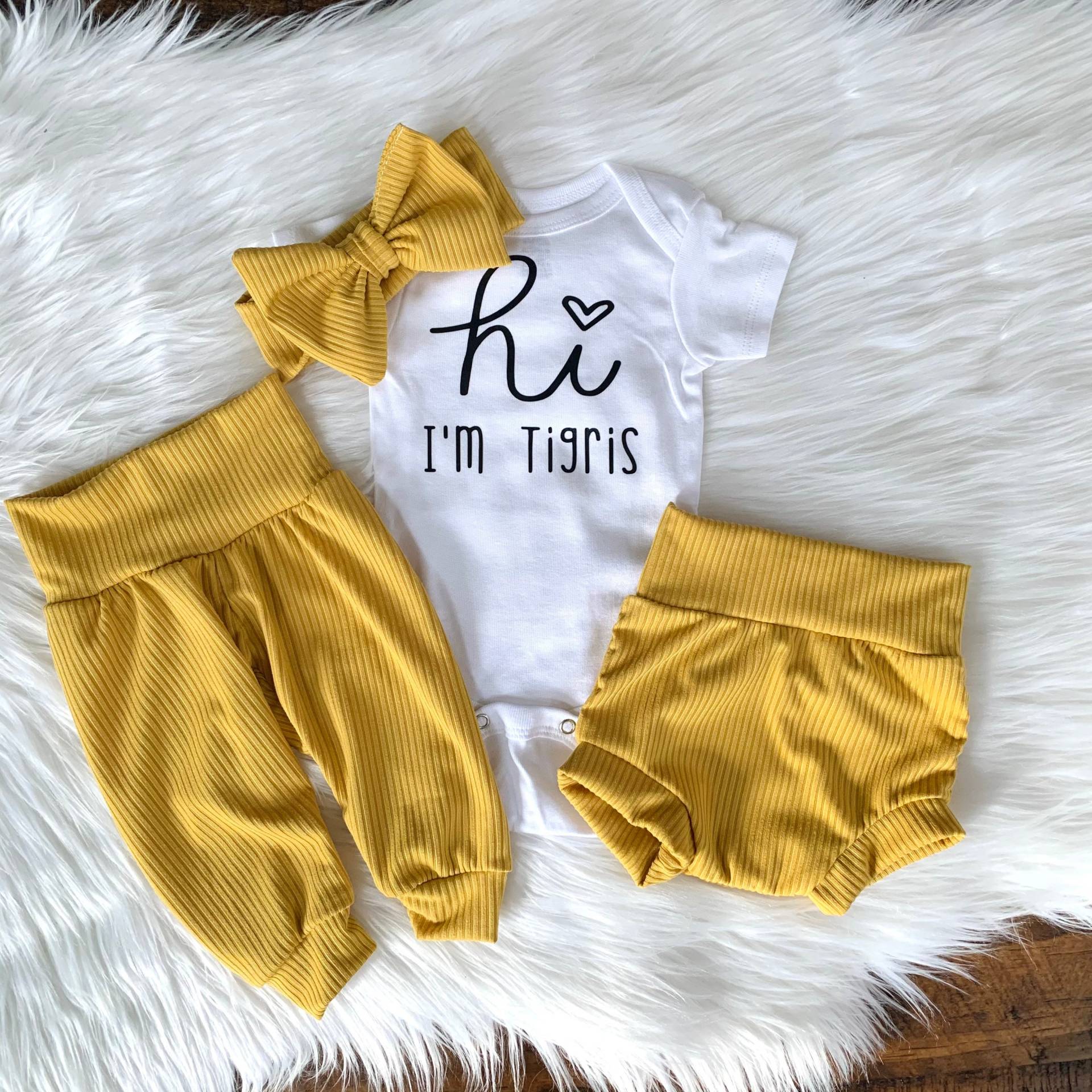 Hallo, Ich Bin Neu Hier Personalisiertes Baby Mädchen Outfit/Geschenk Shower Hallo, Ich Bin Neu Hier Personalisiertes Baby Mädchen Outfit/Geschenk Shower von TheCoziKinCo