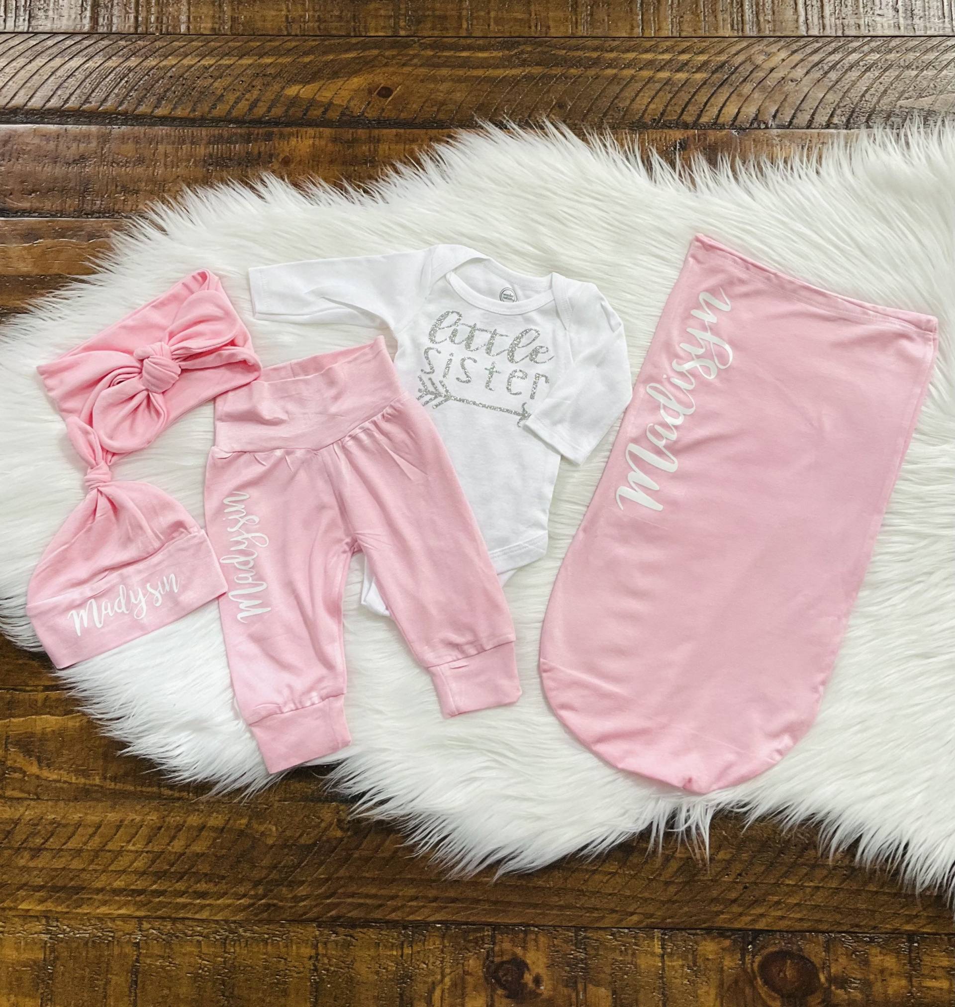 Kleine Schwester Nach Hause Kommen Outfit/Baby Mädchen Name Onesie® Kleine Neugeborene Geschenk Krankenhaus Tasche von TheCoziKinCo