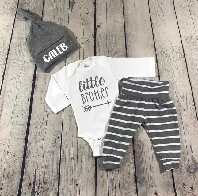 Kleiner Bruder Baby Jungen Outfit/Benutzerdefinierte Name Monogramm Personalisierte Onesie® Geschenk Für Personalisiertes von TheCoziKinCo