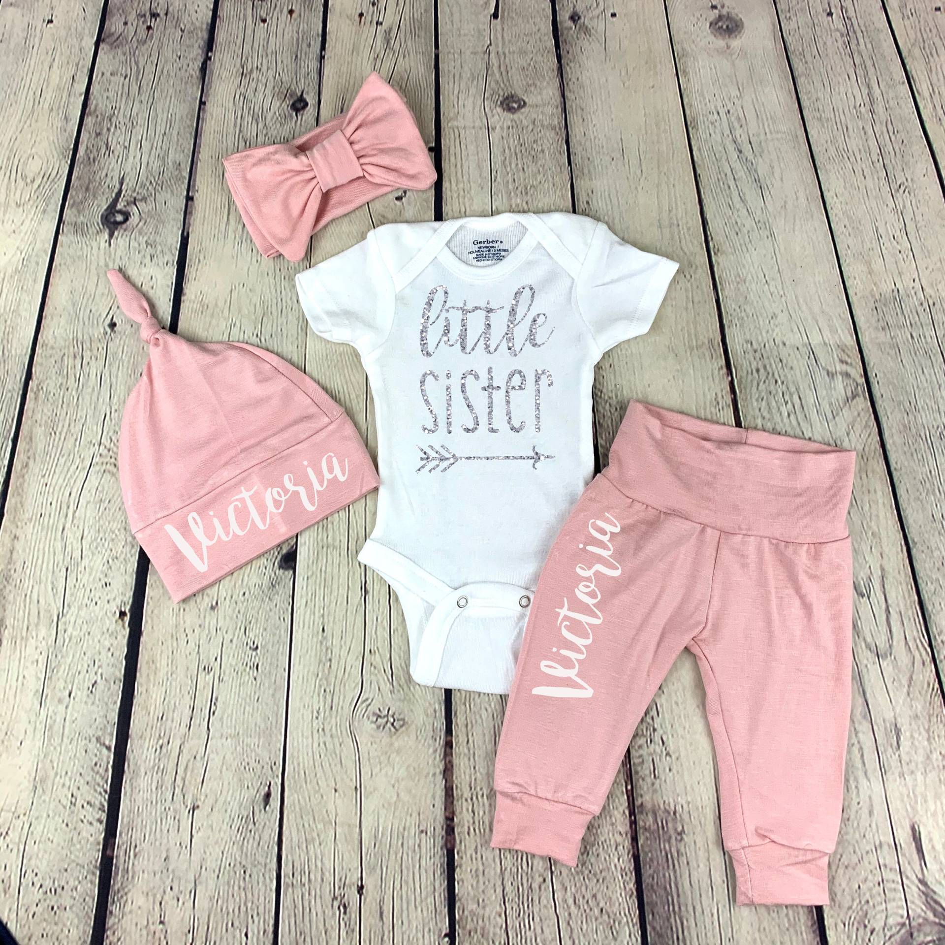 Neugeborene Baby Mädchen Outfit/Personalisierte Kleine Schwester Neugeborene Baby Mädchen Outfit/Personalisierte Kleine Schwester von TheCoziKinCo