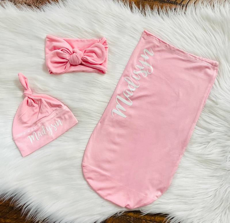 Neugeborene Baby Mädchen Personalisierte Swaddle Decke Matching Set/Babydecke Babypartygeschenk von TheCoziKinCo
