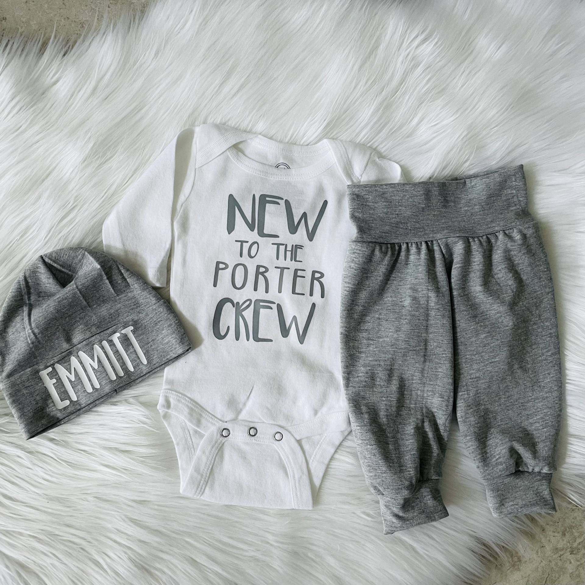 Neugeborenen Baby Jungen Geschenk/ Coming Home Outfit/ Neu Bei Der Crew von TheCoziKinCo
