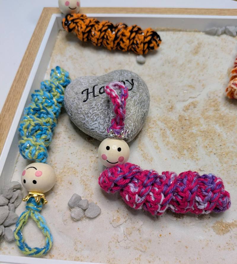Personalisierter Königlicher Glitzersorgenwurm - Gehäkelter Glückswurm Schlüsselanhänger Taschenanhänger | Wichtelgeschenk Einschulung von TheCozyLoopDesigns