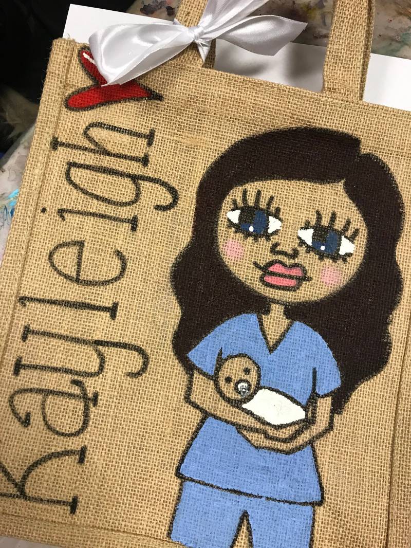 Hebammentasche-Hebamme Lockdown Geschenk-Personalisierte Jutetaschen-Einzigartige Bilder Wie Sie Aussehen-Tolles Dankeschön Hebammen Geschenk von TheCraftCabinCM23