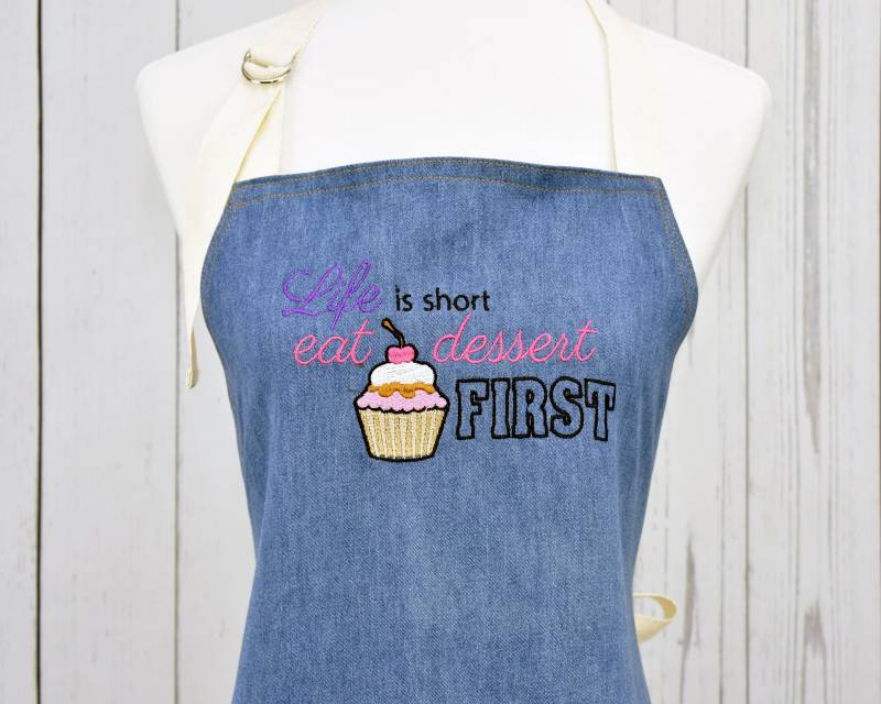 Bestickte Jeansschürze Geschenk Für Mama, Backschürze Im Landhaus-stil Bestickte Jeansschürze Geschenk Für Mama, Backschürze Im Landhaus-stil von TheCraftLadyCo