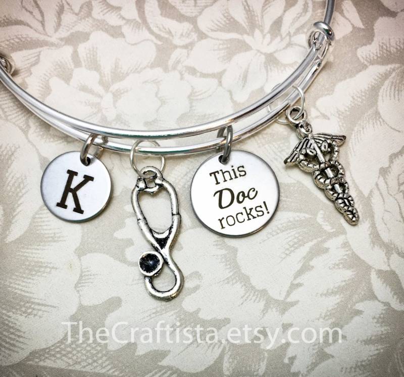 Doc, Personalisiertes Arzt Armband Mit Initial, Armreif, Geschenk, Caduceus Charm, Stethoskop Armreif von TheCraftista