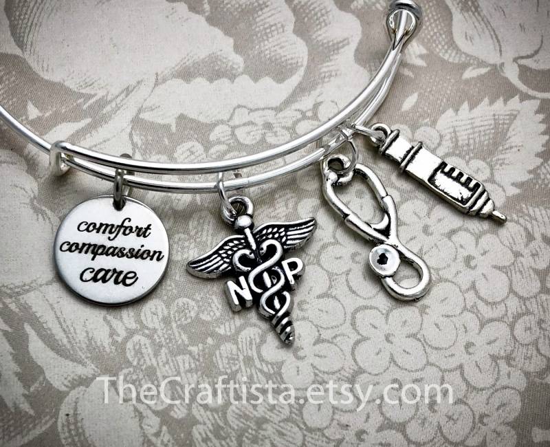 Np Erweiterbarer Armreif, Personalisiertes Krankenschwester Armband Mit Initial, Geschenk Für Krankenschwester, Caduceus Charm, Verstellbarer von TheCraftista