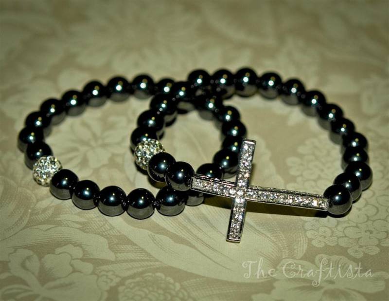 Seitlich Kreuz Armband, 2 Armbänder, Strass Silber Kreuz, Hämatit Perlen, Religiöses Armband von TheCraftista