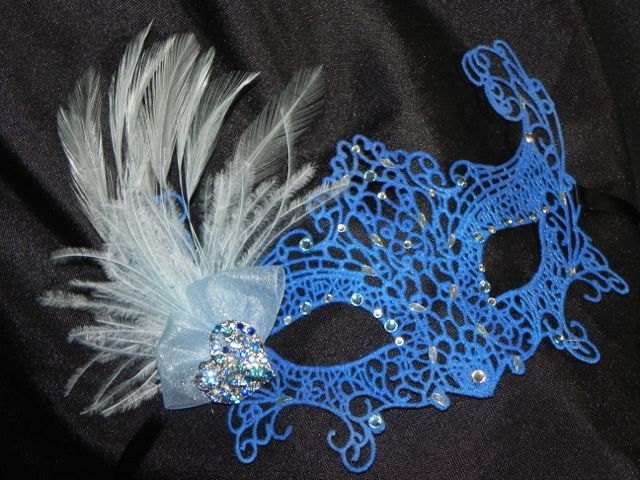Blue Lace-Maske Mit Leichten Blauen Federn Und Akzente - Made To Order Blue Lace-Maske Mit Leichten Blauen Federn Und Akzente - Made To Order von TheCraftyChemist07
