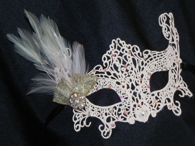 Erröten Lace Maske Blush Federn Mit Goldakzenten Erröten Lace Maske Blush Federn Mit Goldakzenten von TheCraftyChemist07