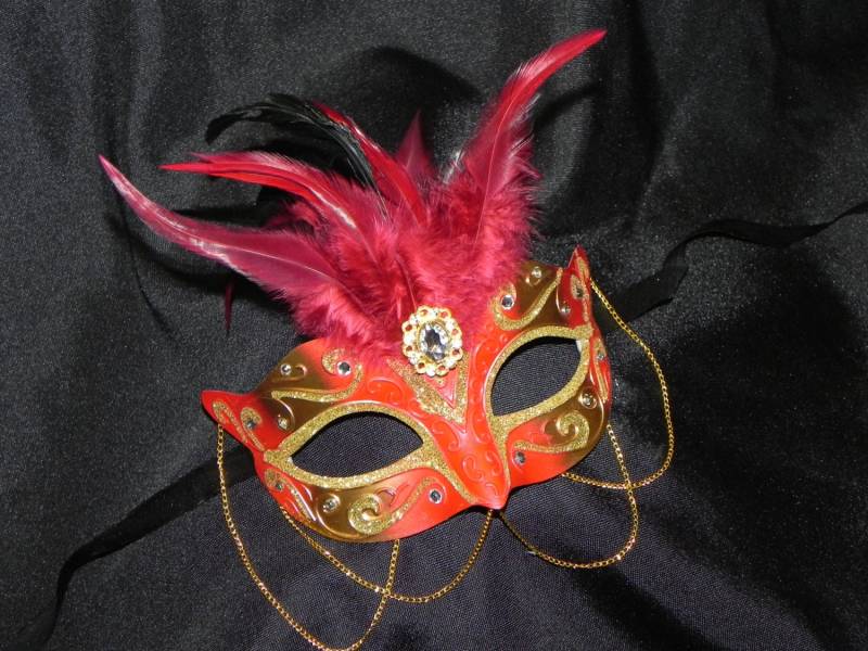Feder Und Kette Maskerade Maske in Rot Gold Feder Und Kette Maskerade Maske in Rot Gold von TheCraftyChemist07