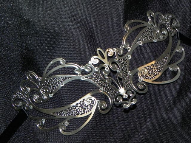 Flora Metallic Filigrane Karnevalsmaske Mit Extra Steine Im Augenbereich Flora Metallic Filigrane Karnevalsmaske Mit Extra Steine Im Augenbereich von TheCraftyChemist07