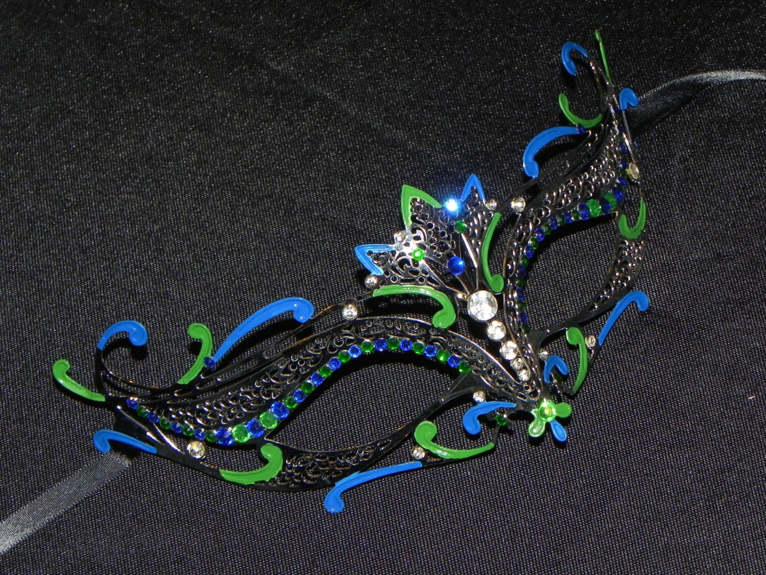 Flora-Metallic Filigrane Karnevalsmaske Mit Grünen Und Blauen Akzenten Flora-Metallic Filigrane Karnevalsmaske Mit Grünen Und Blauen Akzenten von TheCraftyChemist07