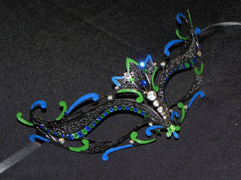 Flora-Metallic Filigrane Karnevalsmaske Mit Grünen Und Blauen Akzenten Flora-Metallic Filigrane Karnevalsmaske Mit Grünen Und Blauen Akzenten von TheCraftyChemist07