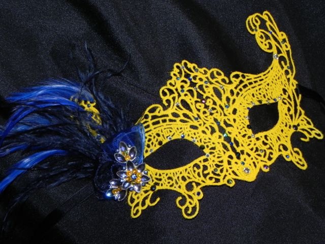 Gelbe Spitze Maske Mit Navy Blauen Federn Und Akzente Gelbe Spitze Maske Mit Navy Blauen Federn Und Akzente von TheCraftyChemist07