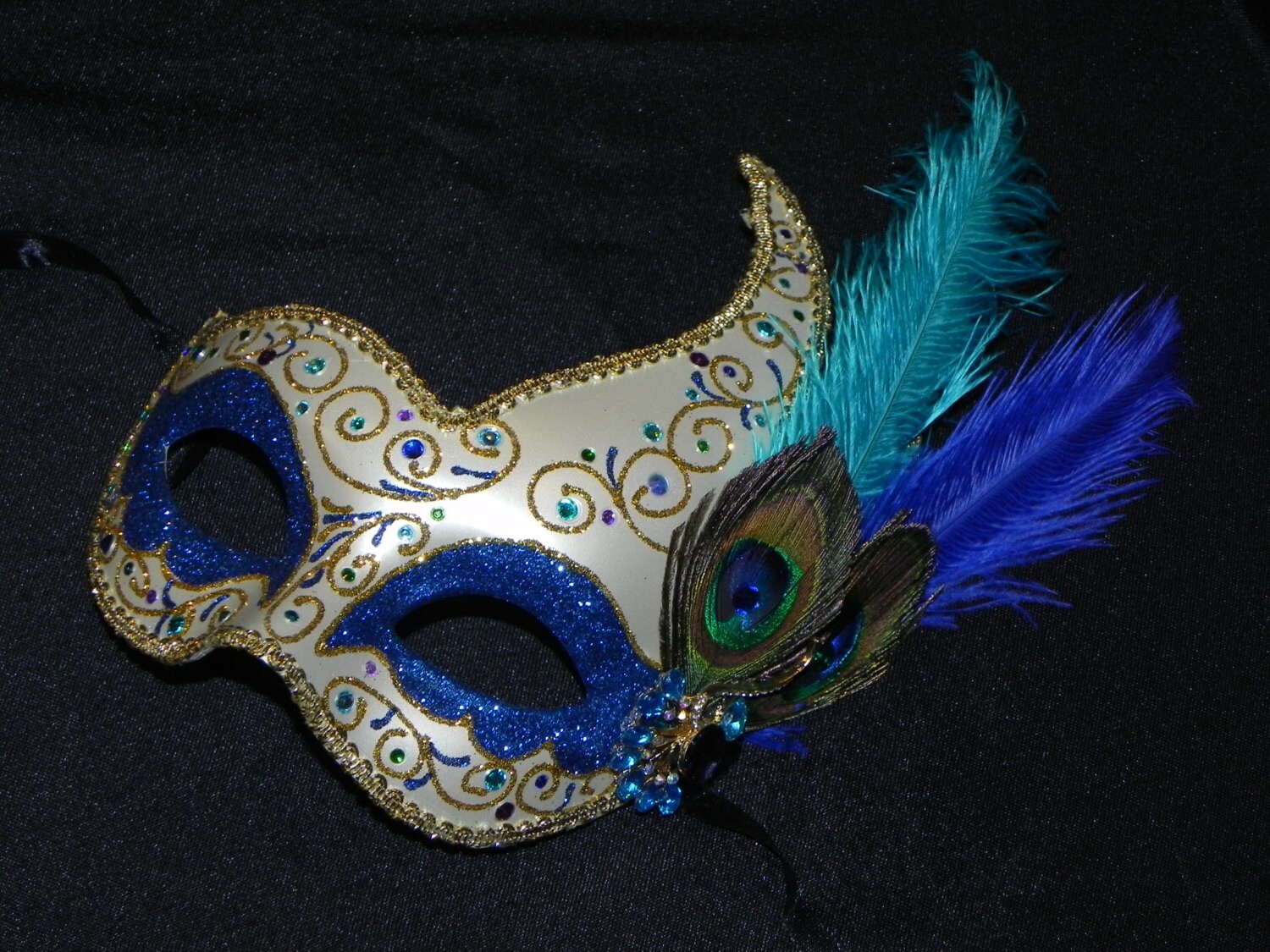 Halloweenmaske in Petrol, Elfenbein Und Gold Mit Peacock Feather Akzente - Luna-Maske Halloweenmaske in Petrol, Elfenbein Und Gold Mit Peacock Feather Akzente - Luna-Maske von TheCraftyChemist07