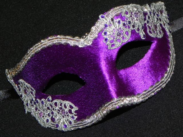 Karnevalsmaske in Lila Und Silber Mit Samt Spitze-Akzente Karnevalsmaske in Lila Und Silber Mit Samt Spitze-Akzente von TheCraftyChemist07