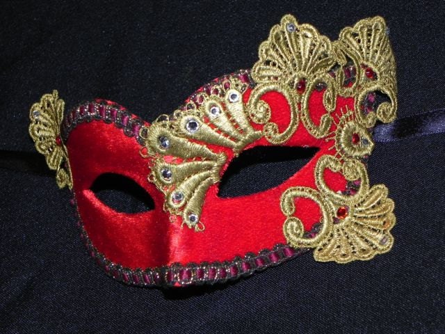 Karnevalsmaske in Rot Und Gold Mit Samt Spitze-Akzente Karnevalsmaske in Rot Und Gold Mit Samt Spitze-Akzente von TheCraftyChemist07