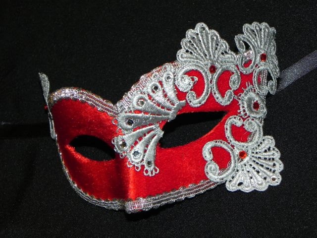 Karnevalsmaske in Rot Und Silber Mit Samt Spitze-Akzente Karnevalsmaske in Rot Und Silber Mit Samt Spitze-Akzente von TheCraftyChemist07