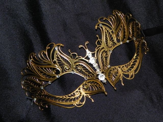 Laser Cut Maskerade Maske - Mit Zusätzlichen Strass Akzenten Um Die Augen von TheCraftyChemist07